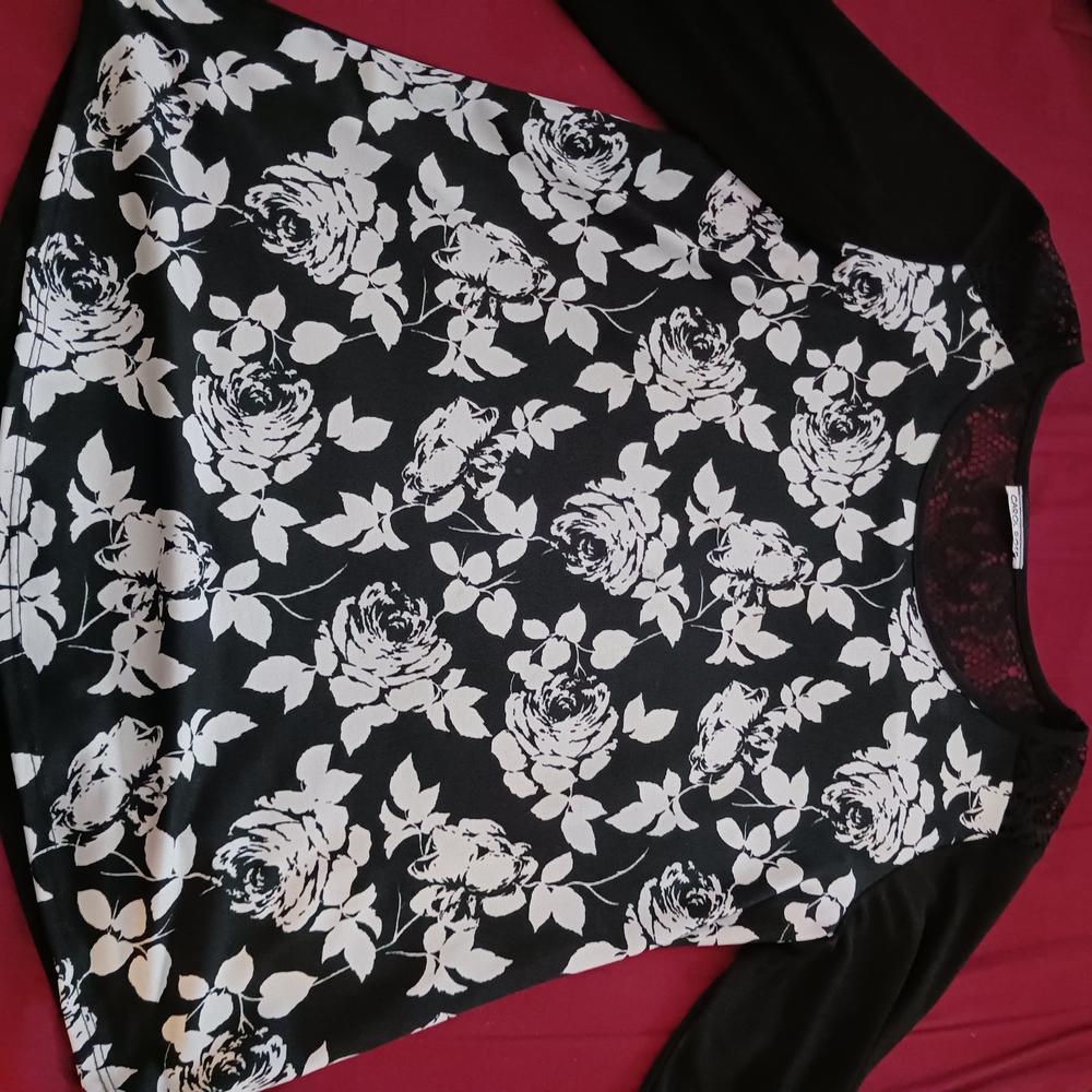 Carol Rose Black and White Floral Blouse - Picture 5 of 9